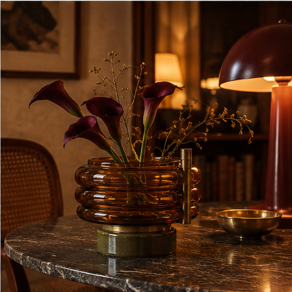 Vase Accordéon Ambre — Vase modulable en verre fumé et laiton patiné