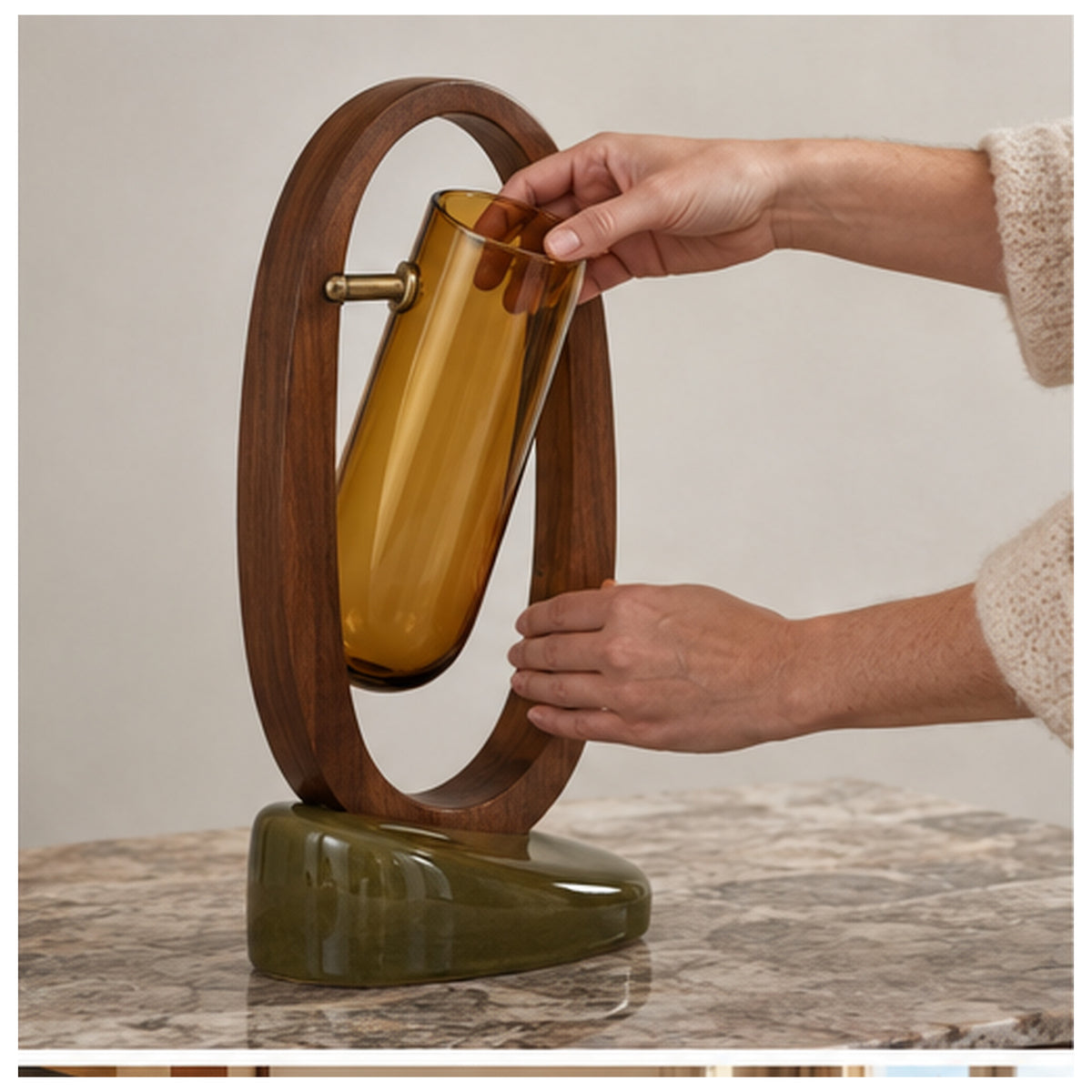Vase Capsule Suspendue — Soliflore inclinable en verre ambré et noyer